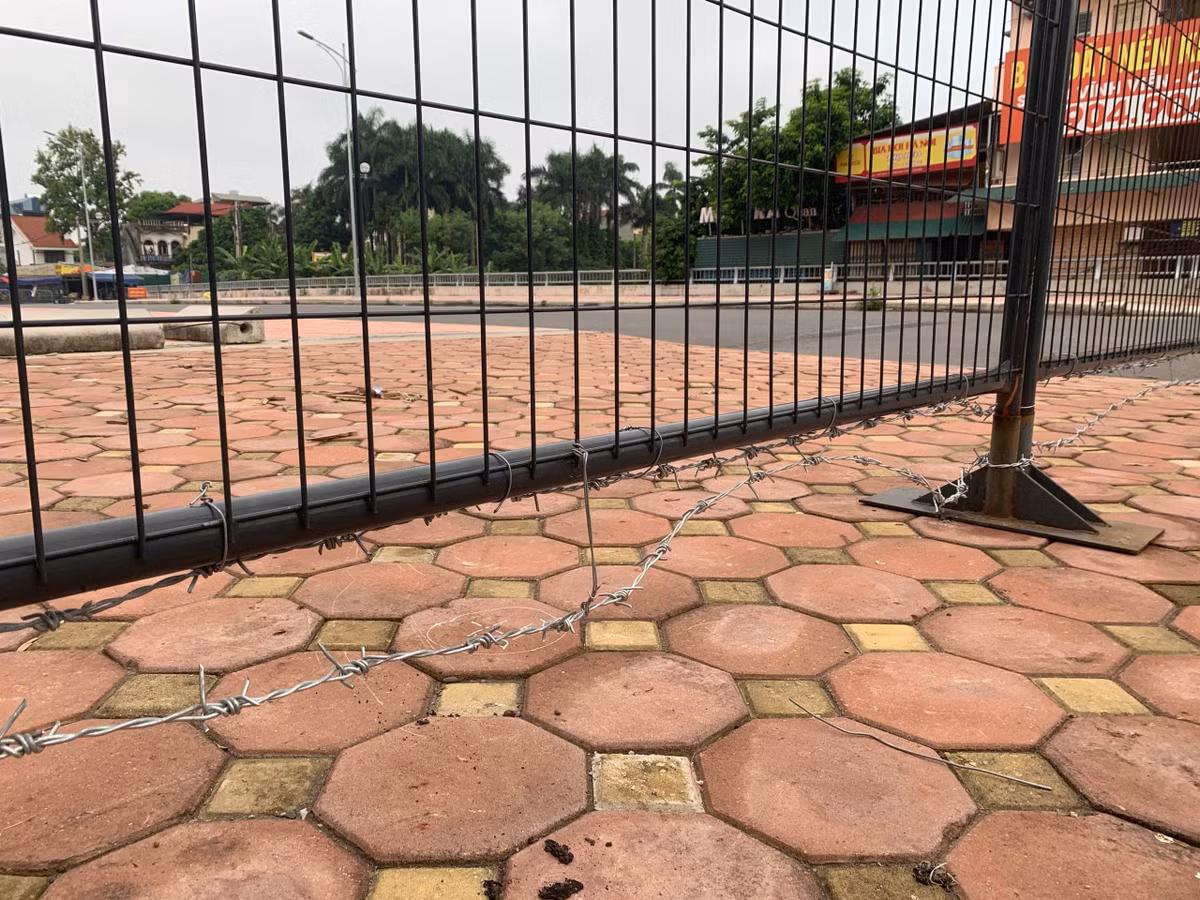 Theo ghi nhận của PV báo Tri thức và Cuộc sống, lực lượng chức năng đã áp dụng nhiều cách để hạn chế đi lại, kể cả mắc dây thép gai ở rào chắn.