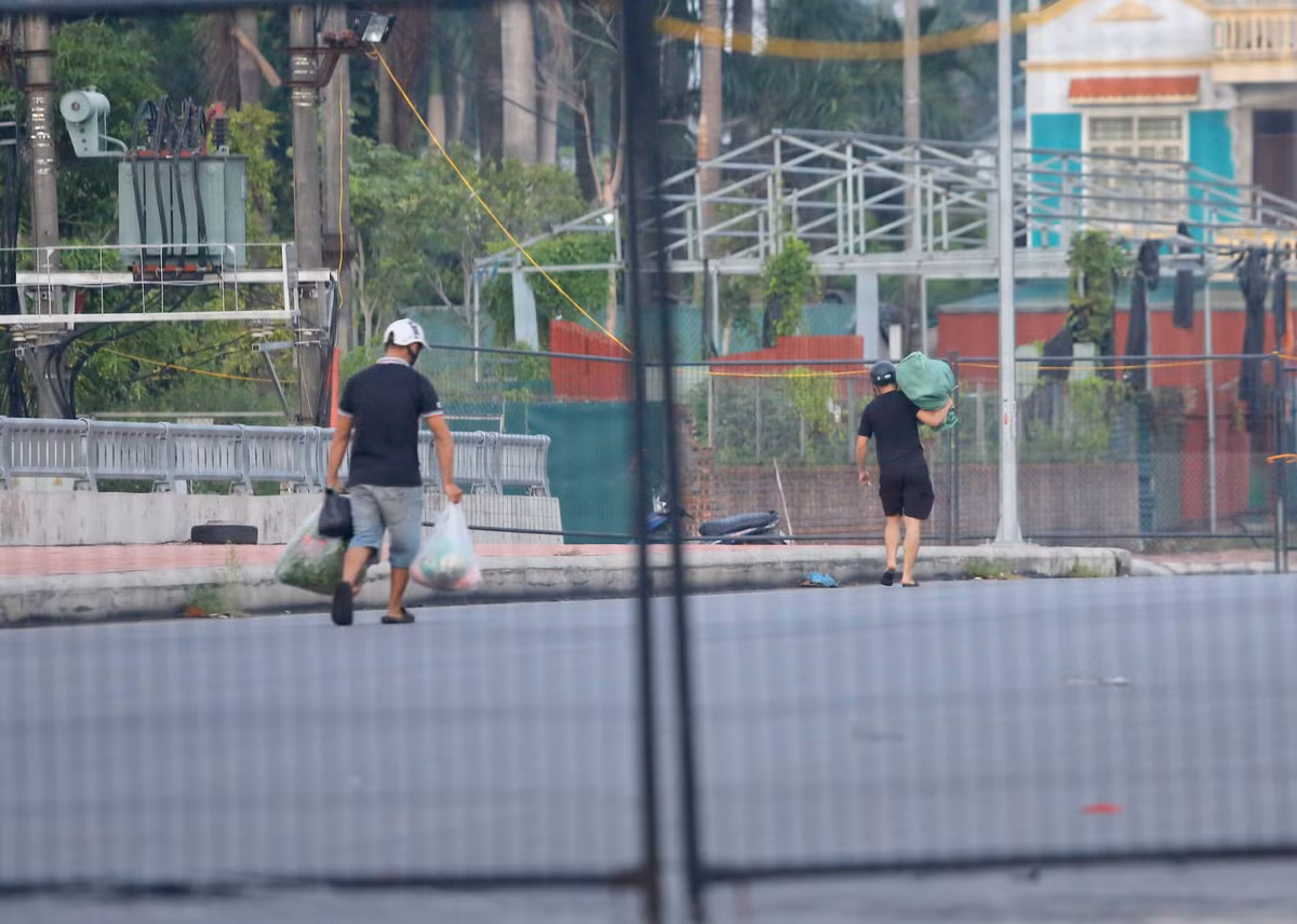 Việc vượt rào này chỉ đơn giản là mục đích… đi chợ.