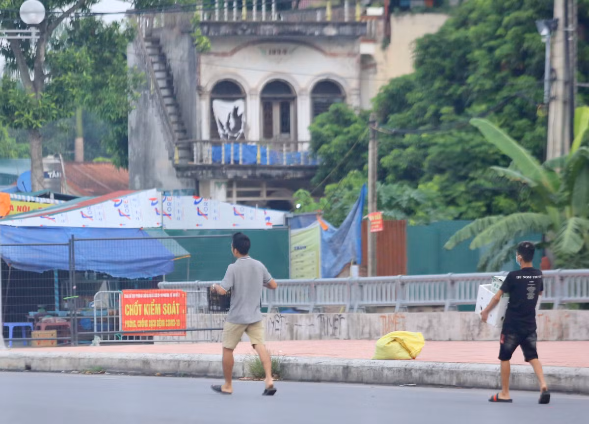 Không chấp nhận cảnh “gần nhà xa ngõ” nên nhiều người vẫn “vượt rào” để mua bán.