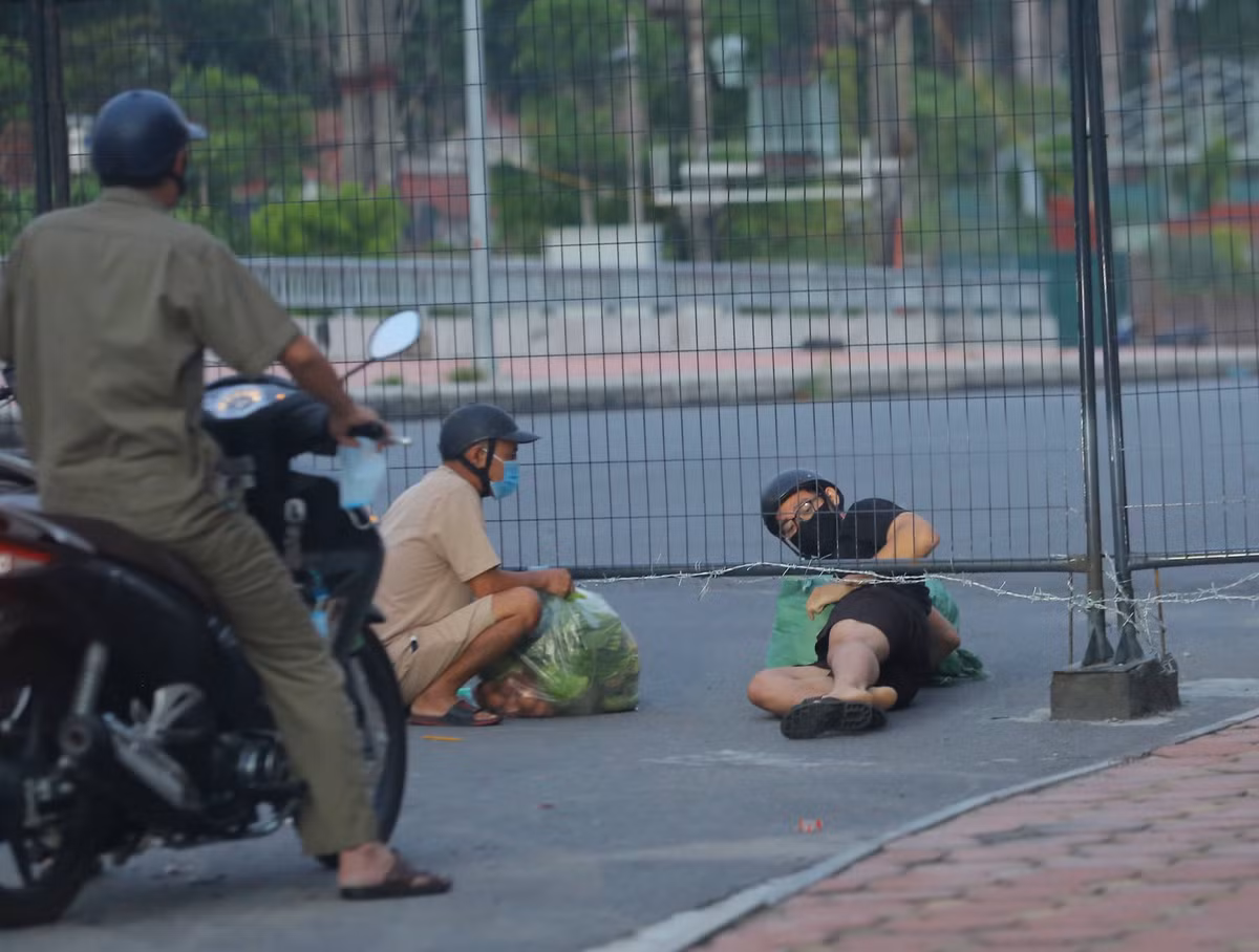 Tuy nhiên, nhiều người dân vẫn như những “lính đặc nhiệm” luồn lách chui qua hàng rào dây thép gai.