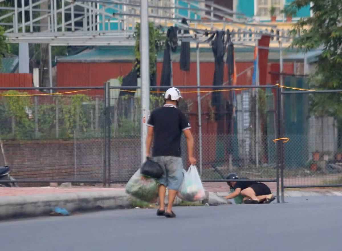 Nhiều người dân ở đây cho biết, do địa bàn bị ngăn cách bởi Sông Nhuệ nên nếu ngăn cầu thì phải đi vòng rất xa mới tới được chợ.