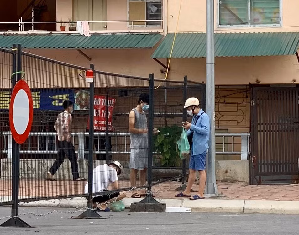 Việc mua bán, giao dịch diễn ra ngay tại rào chắn mà không có bất kỳ sự kiểm soát nào.