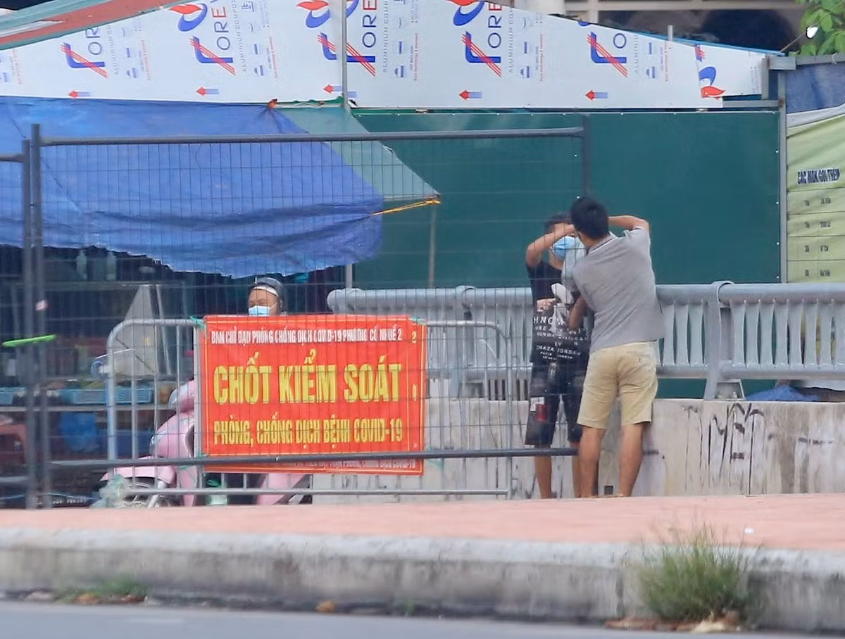 Thậm chí, hàng hoá thực phẩm còn được tiểu thương mang tới tận rào chắn để rao cho người mua.