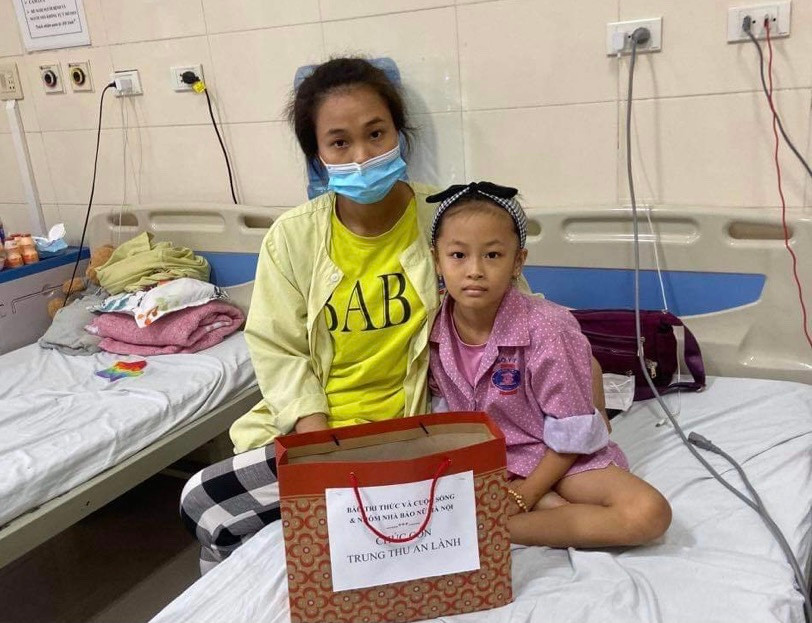 Trong khi bạn bè cùng trang lứa bắt đầu bước vào năm học mới thì những bệnh nhân “nhí” này lại đang chiến đấu với bệnh tật.