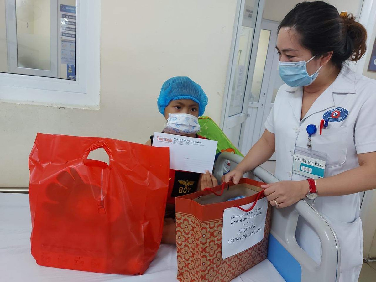 Bác sĩ trao quà cho em Nguyễn Viết Thảo (8 tuổi, quê Thái Bình). Em Thảo đang bị u não và là một trong những bệnh nhân khó khăn nhất tại Bệnh viện K (cơ sở Tân Triều) hiện nay.