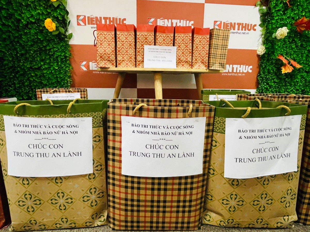 Ngoài ra, mỗi túi quà còn có thêm nhiều phần quà từ những nhà hảo tâm khác.