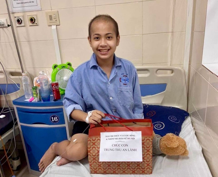 Niềm vui của các bạn nhỏ khi nhận được món quà Trung Thu sớm.