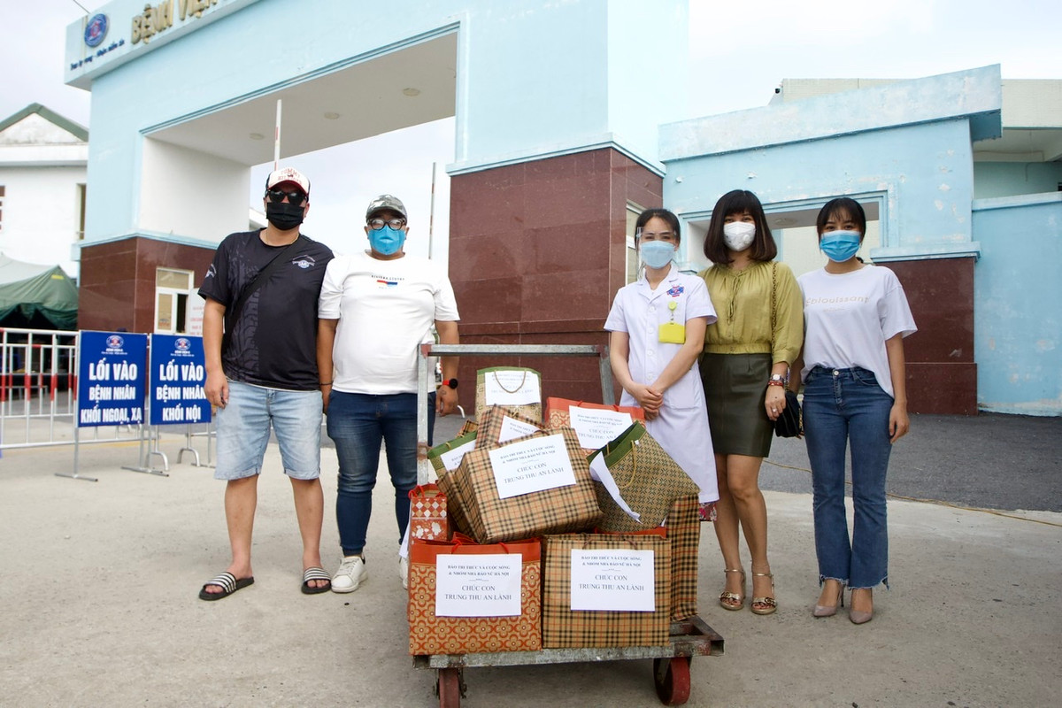 Được biết, đây là những món quà nằm trong chương trình “Vì người nghèo Hà Nội - TP.HCM". Cách đây ít ngày, chương trình đã trao quà là thực phẩm thiết yếu cho bệnh nhân "xóm chạy thận", người lao động nghèo giúp họ vượt qua khó khăn và đại dịch COVID-19.
