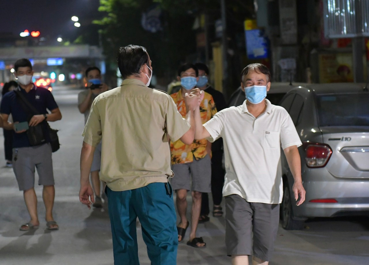 Người dân mừng vui đi vào khu dân cư sau khi các rào chắn cứng được dỡ bỏ.