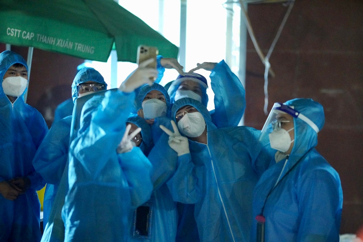 Những tình nguyện viên tham gia công tác phòng chống dịch bệnh lưu lại khoảnh khắc đáng nhớ sau 1 tháng căng mình chống dịch.