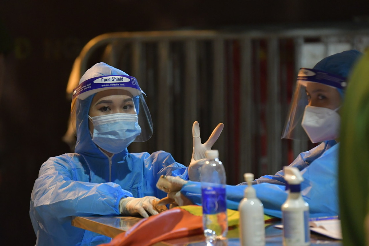 Niềm vui của một tình nguyện viên làm nhiệm vụ phòng chống dịch tại ngõ 328 Nguyễn Trãi trước giờ gỡ phong toả.