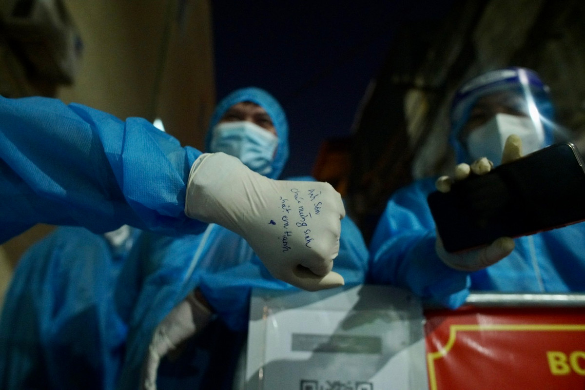 Một buổi sinh nhật của thành viên tổ phòng chống dịch COVID-19 tại ổ dịch này đã được thực hiện một cách hết sức đặc biệt.