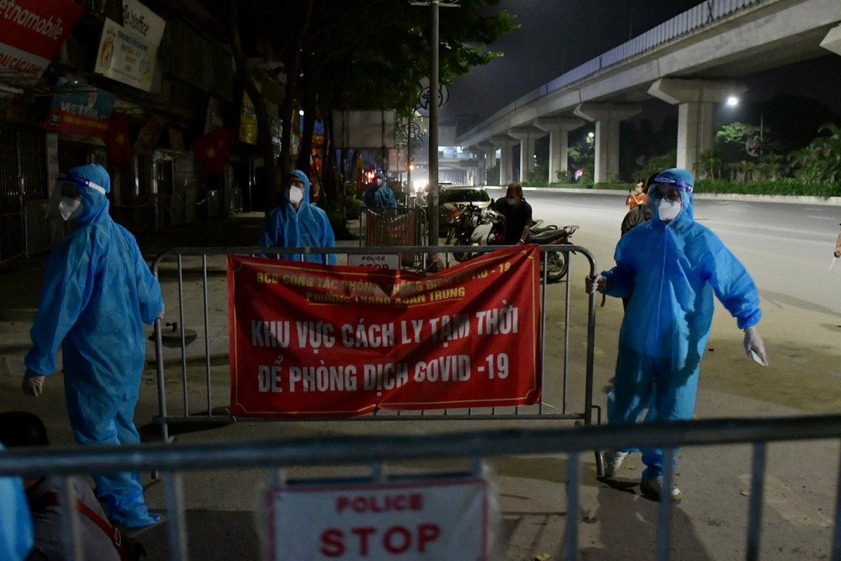 Trước đó, UBND phường Thanh Xuân Trung cũng đã đưa hơn 1.400 người dân có liên quan đến các ca dương tính đi cách ly tập trung.