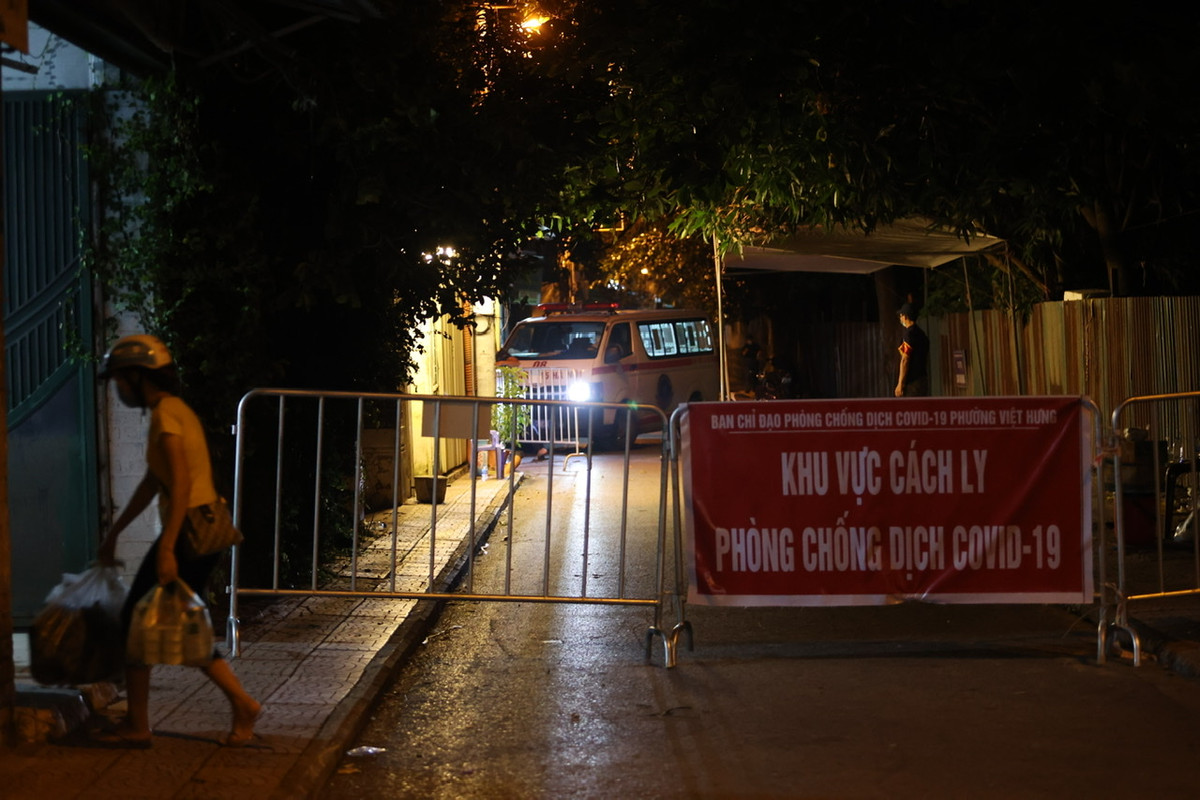 Chiều tối qua (19/9), UBND phường Việt Hưng (quận Long Biên, Hà Nội) đã tiếp tục triển khai tổ chức lấy mẫu xét nghiệm COVID-19 cho cư dân do liên quan đến các ca dương tính trên địa bàn.