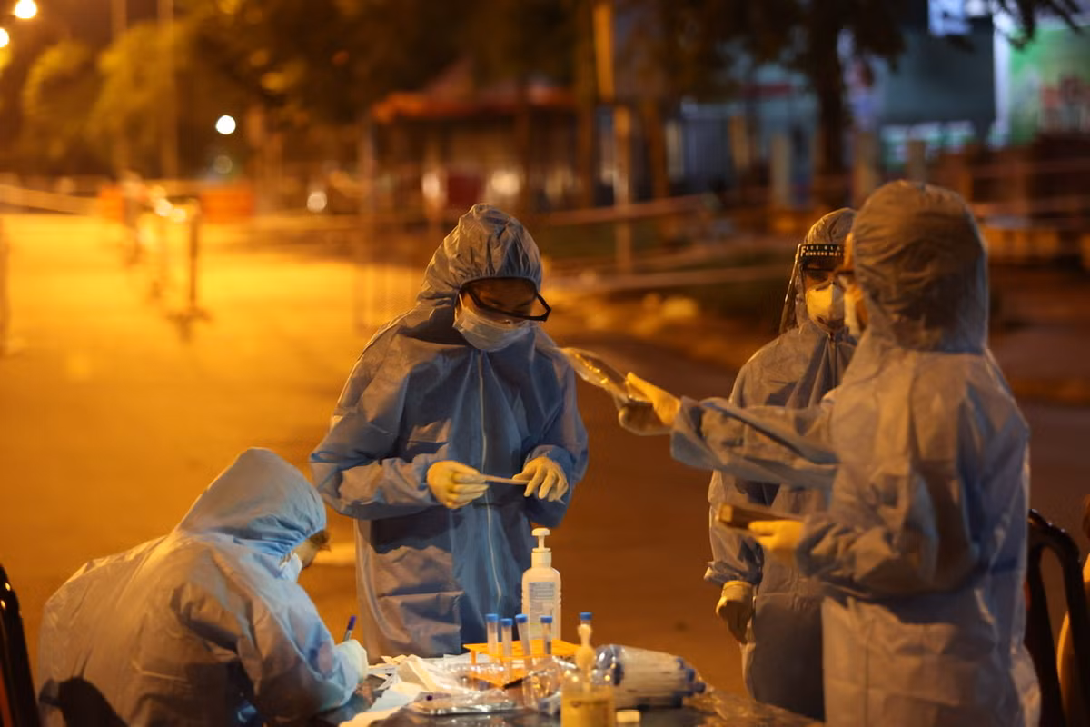 Tại chợ Kim Quan (phường Việt Hưng) đã thực hiện lấy mẫu test nhanh kháng nguyên 185/185 kết quả âm tính và lấy mẫu gộp xét nghiệm RT-PCR. Tại điểm tiêm chủng nhà văn hóa phường Việt Hưng đã lấy mẫu xét nghiệm RT-PCR cho 100 người liên quan.