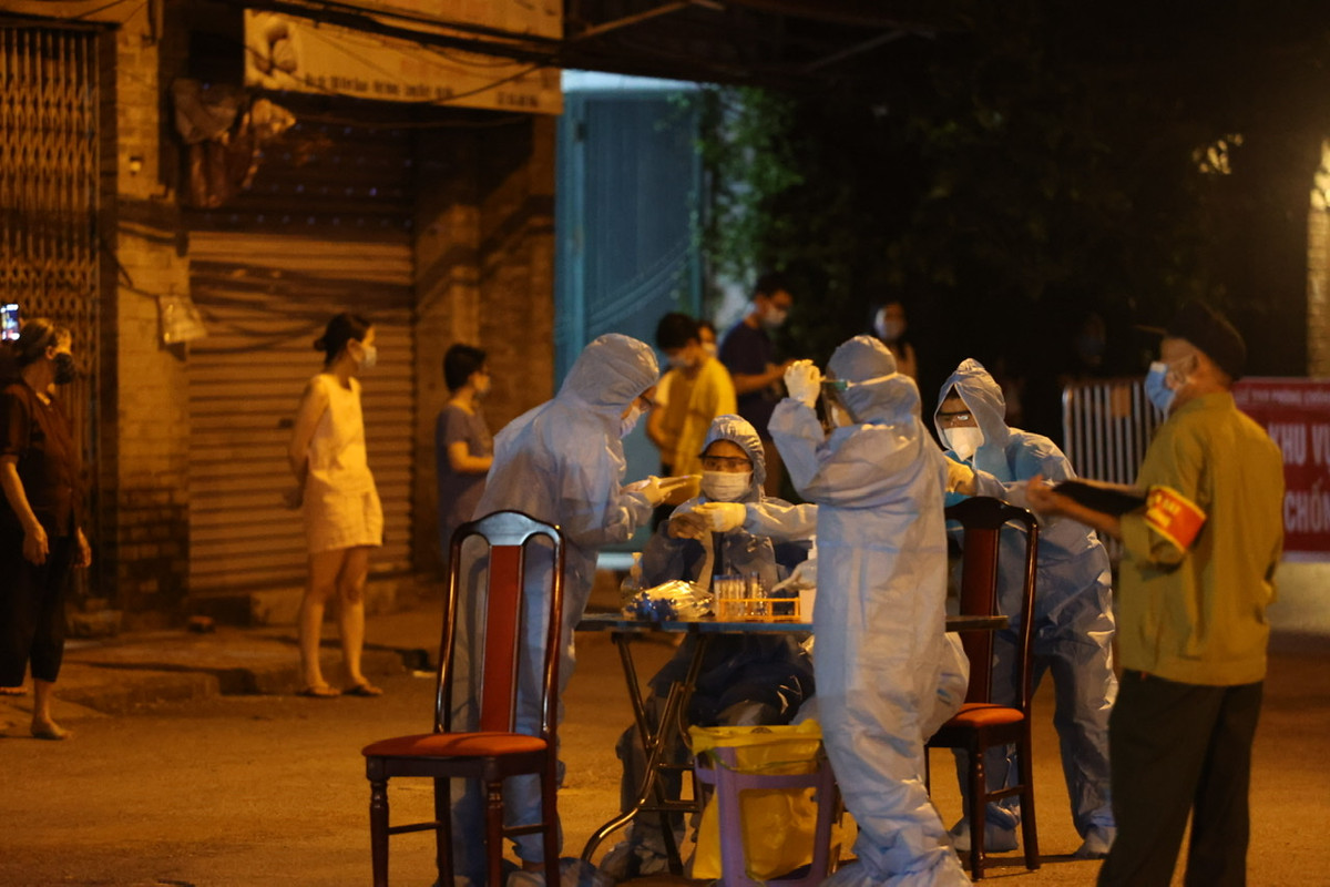 Tại điểm tiêm chủng Trường Tiểu học Đoàn Kết (phường Thạch Bàn) đã lấy mẫu mẫu xét nghiệm RT-PCR cho 450 người liên quan; thực hiện test nhanh kháng nguyên cho 97 trường hợp, kết quả đều âm tính.