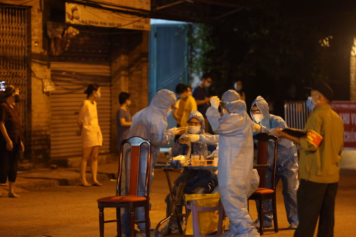 Tại điểm tiêm chủng Trường Tiểu học Đoàn Kết (phường Thạch Bàn) đã lấy mẫu mẫu xét nghiệm RT-PCR cho 450 người liên quan; thực hiện test nhanh kháng nguyên cho 97 trường hợp, kết quả đều âm tính.