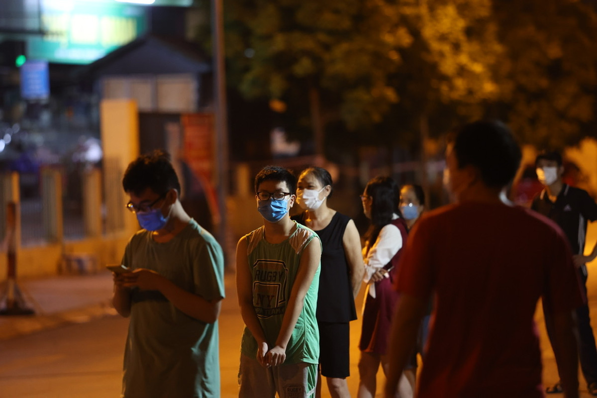 Ngoài ra, phường Việt Hưng đã phong tỏa ngách 15, ngõ 68, tổ 6 Ngọc Thụy với 64 hộ gia đình, 214 nhân khẩu. Tại đây, lực lượng chức năng đã lấy mẫu test nhanh kháng nguyên 214/214 kết quả âm tính và lấy mẫu gộp xét nghiệm RT-PCR.