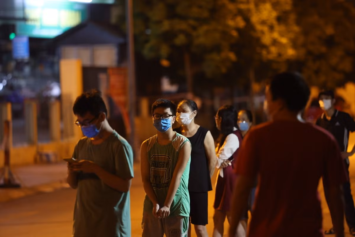 Ngoài ra, phường Việt Hưng đã phong tỏa ngách 15, ngõ 68, tổ 6 Ngọc Thụy với 64 hộ gia đình, 214 nhân khẩu. Tại đây, lực lượng chức năng đã lấy mẫu test nhanh kháng nguyên 214/214 kết quả âm tính và lấy mẫu gộp xét nghiệm RT-PCR.