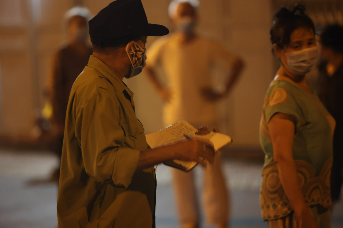 Lực lượng chức năng lấy danh sách cụ thể từng người để không bỏ lọt trường hợp nào không xét nghiệm.