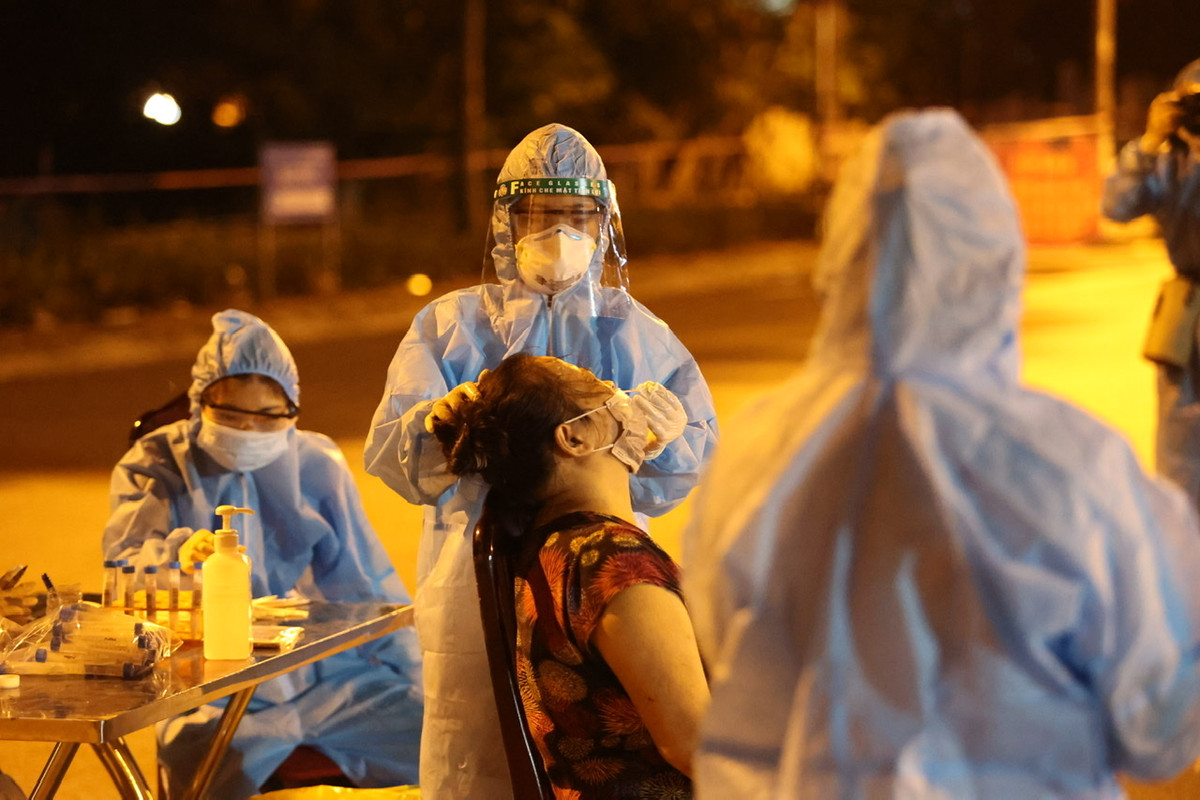 Tại Công ty thoát nước số 5 (phường Gia Thụy) đã lấy 29 mẫu là những người liên quan tại các bộ phận khác để xét nghiệm RT-PCR. Công ty này đã chủ động xét nghiệm test nhanh kháng nguyên cho 62 người lao động, kết quả đều âm tính.