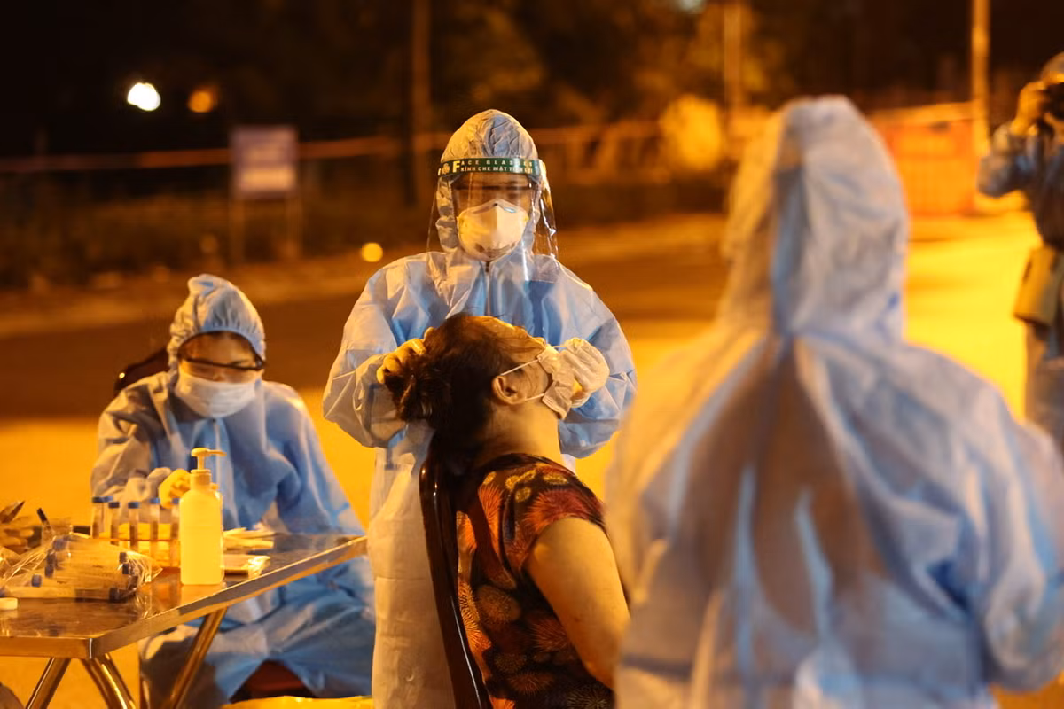 Tại Công ty thoát nước số 5 (phường Gia Thụy) đã lấy 29 mẫu là những người liên quan tại các bộ phận khác để xét nghiệm RT-PCR. Công ty này đã chủ động xét nghiệm test nhanh kháng nguyên cho 62 người lao động, kết quả đều âm tính.