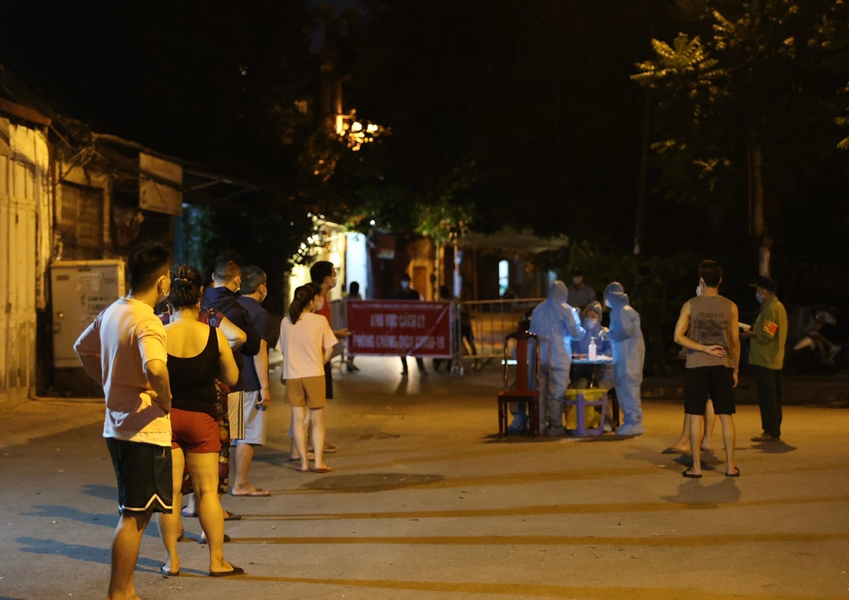 Hiện cơ quan chức năng đã phong tỏa ngõ 22 Kim Quan (phường Việt Hưng) với 58 hộ gia đình, 183 nhân khẩu, đồng thời thực hiện lấy mẫu test nhanh kháng nguyên 183/183 kết quả âm tính và lấy mẫu gộp xét nghiệm RT-PCR.