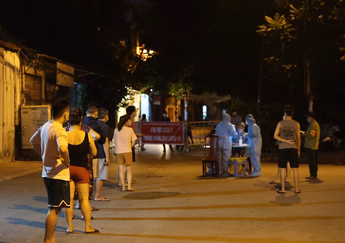 Hiện cơ quan chức năng đã phong tỏa ngõ 22 Kim Quan (phường Việt Hưng) với 58 hộ gia đình, 183 nhân khẩu, đồng thời thực hiện lấy mẫu test nhanh kháng nguyên 183/183 kết quả âm tính và lấy mẫu gộp xét nghiệm RT-PCR.