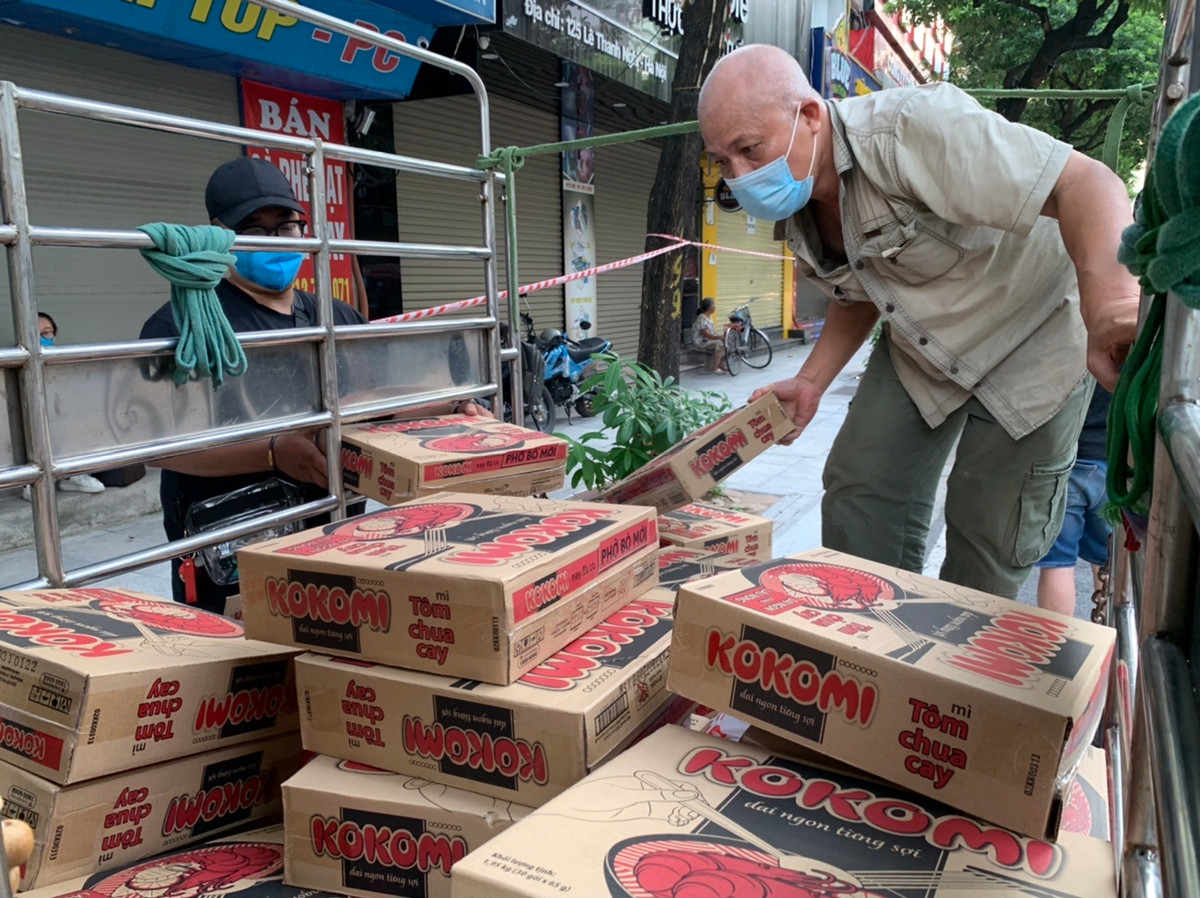 Anh Hạnh - một người dân sống gần “xóm chạy thận” - cũng thường xuyên chia sẻ với những bệnh nhân có hoàn cảnh khó khăn. Anh Hạnh cho biết, ngày thường họ làm những việc nhẹ để kiếm thêm thu nhập trang trải cuộc sống nhưng dịch bệnh kéo dài khiến tất cả phải ở nhà, tình cảnh càng khó khăn hơn.