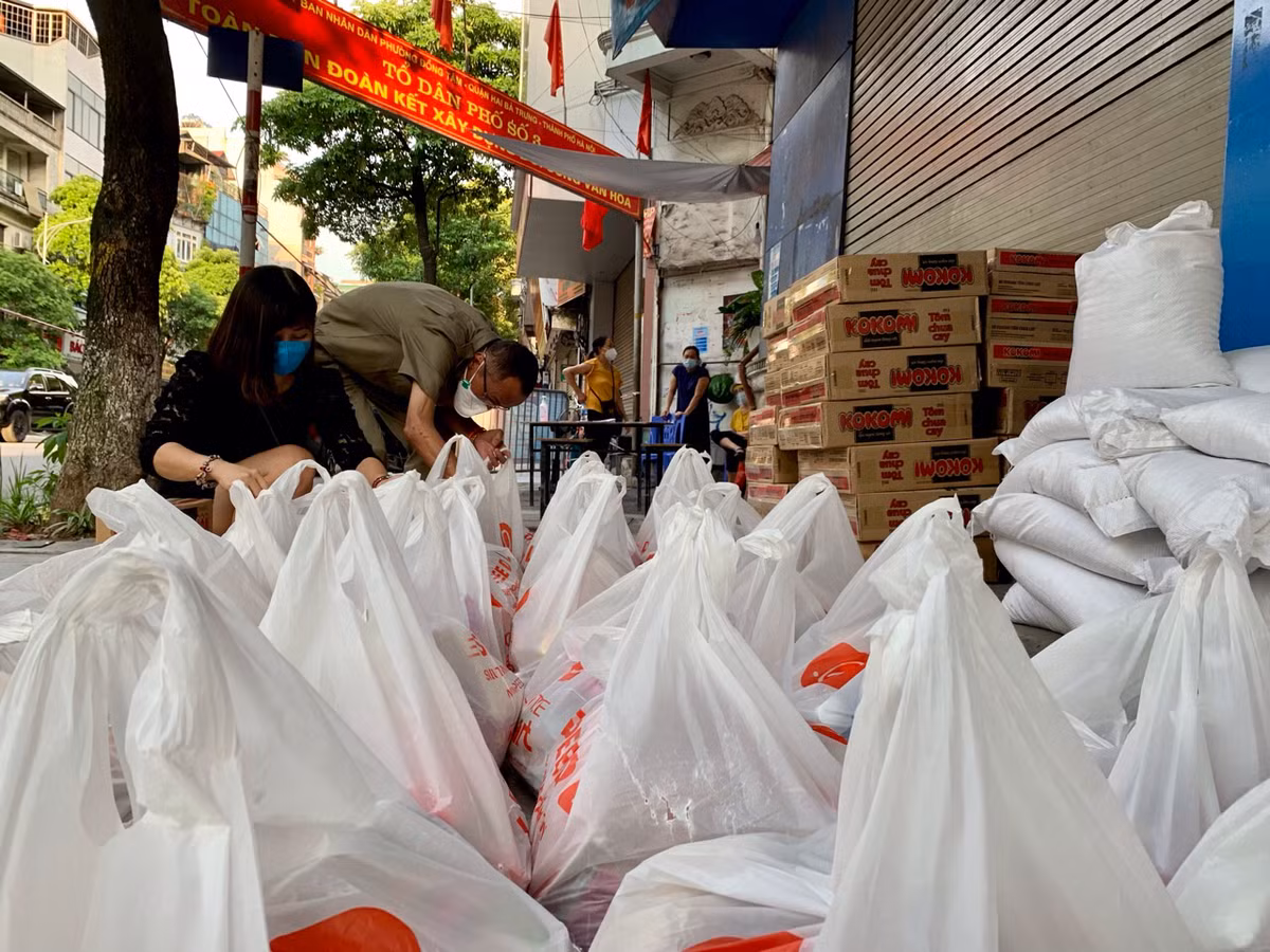 Nhà báo Nguyễn Thị Mai Hương - Phó TBT Phụ trách báo Tri thức vào Cuộc sống cho biết: “Mỗi phần quà gồm 01 bao gạo 5kg, 01 thùng mì tôm, 05 tuýp sữa ông Thọ, 02 khay trứng gà, ruốc, thịt heo tươi, cá, dầu ăn, nước mắm, bột ngọt, miến và rau xanh...”.