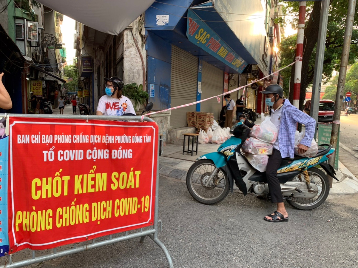 “Người bệnh trong xóm này phải nằm chờ vì dịch dã không đi làm thêm được trong khi những đợt chạy thận không chờ họ. Lúc này, đối với họ, khó khăn càng chồng chất khó khăn”, anh Hạnh nói.