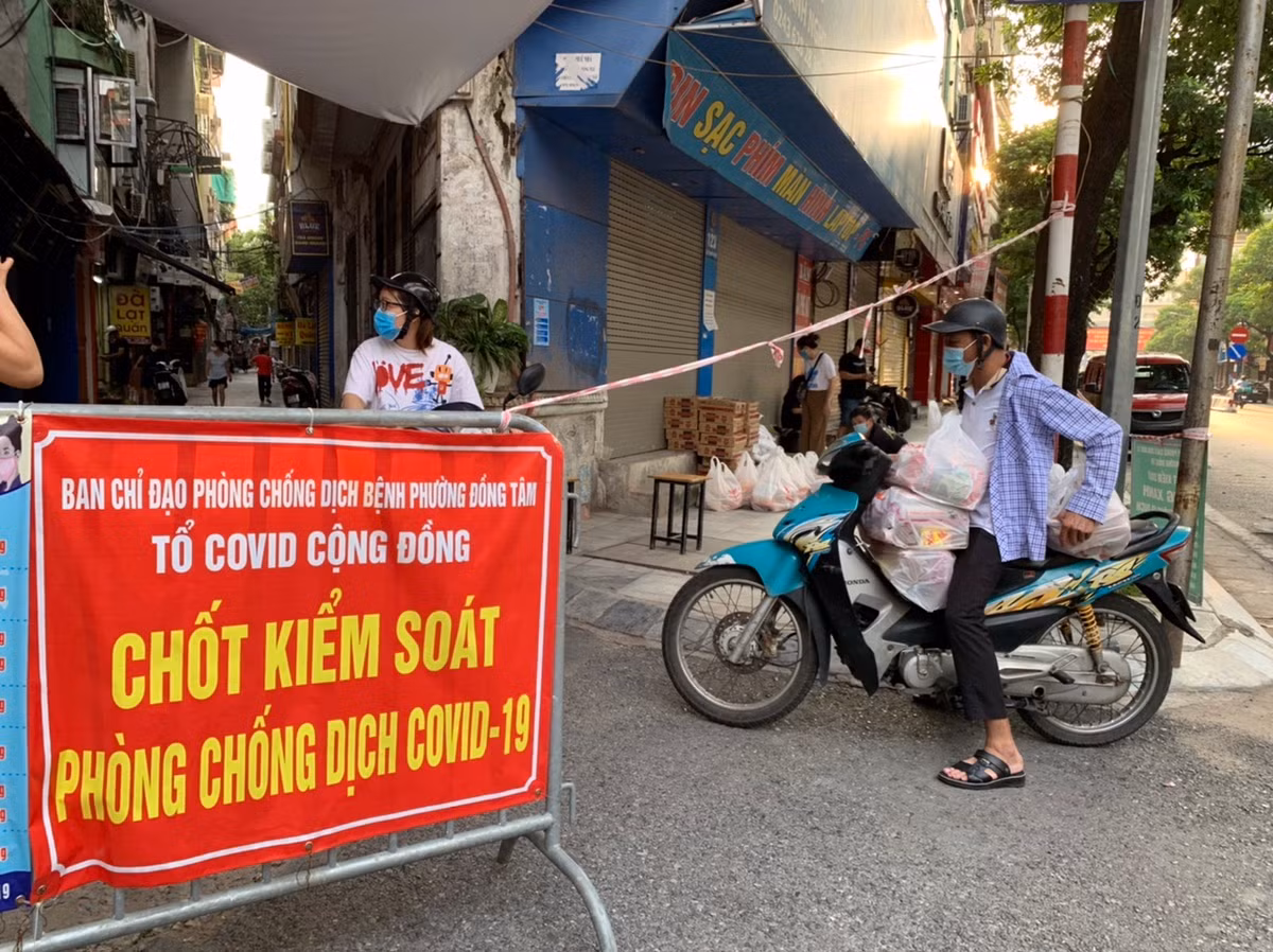 “Người bệnh trong xóm này phải nằm chờ vì dịch dã không đi làm thêm được trong khi những đợt chạy thận không chờ họ. Lúc này, đối với họ, khó khăn càng chồng chất khó khăn”, anh Hạnh nói.