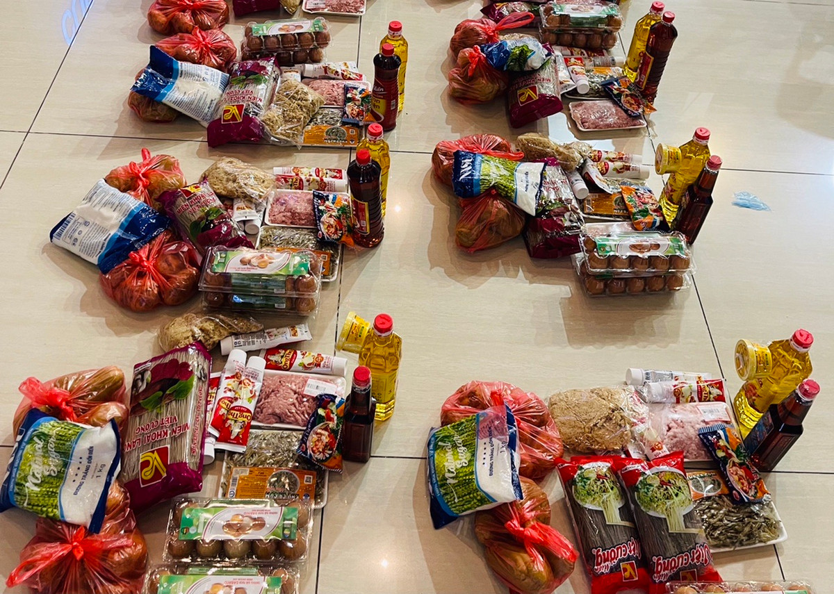 Mỗi suất quà trị giá hơn 700.000 đồng.