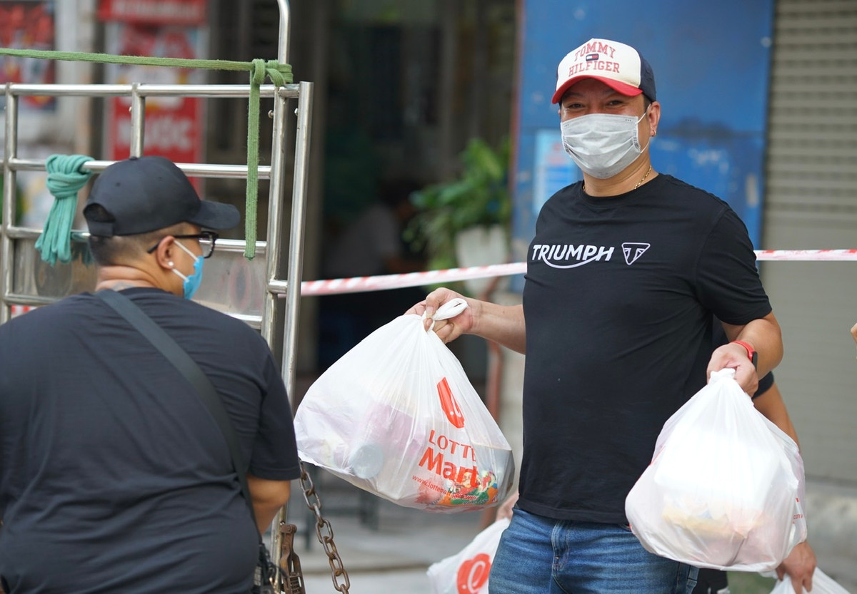 Trước đó, cán bộ, phóng viên của báo Tri thức và Cuộc sống đã tự tay đi chuẩn bị, mua từng món đồ về chia thành nhiều suất quà.