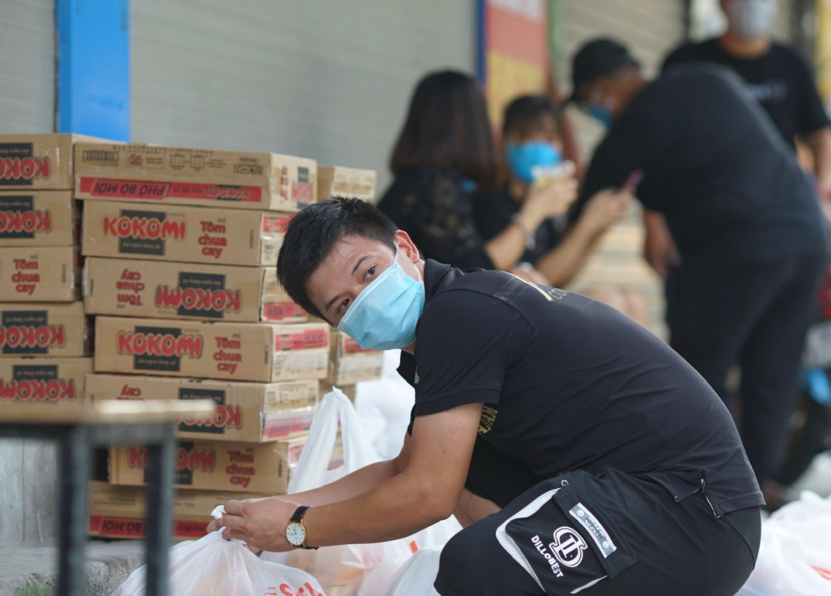 Ban Biên tập báo mong muốn với phần quà này sẽ chung tay giúp sức với những người dân “xóm chạy thận” vượt qua khó khăn trong đợt dịch này.