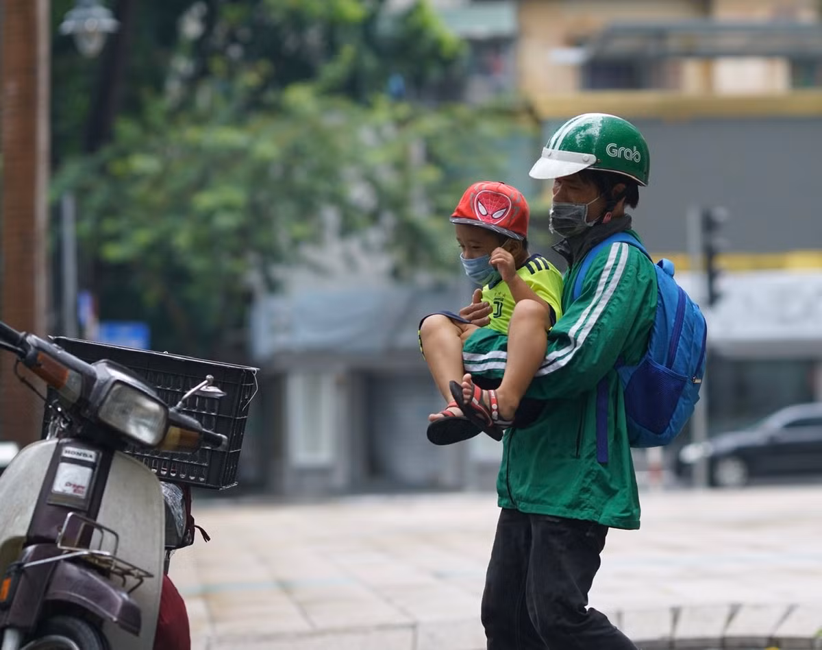 “Mọi người giúp tôi có việc làm là tôi quý lắm rồi. Có hàng gì thì cho tôi ship nhưng đừng bắt tôi đặt cọc. Bố con tôi không có tiền đâu”, anh Long nói.