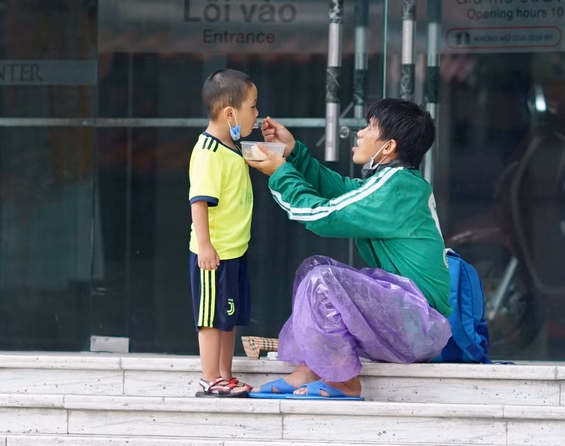 Xuc dong be trai 4 tuoi theo bo di ship hang khap Ha Noi-Hinh-2