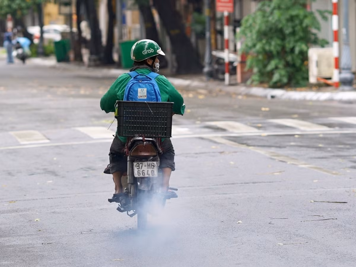 Người dân sống gần đây cho biết thêm, cứ buổi trưa 2 bố con sẽ về sảnh Viencom trên đường Bà Triệu ăn cơm do người dân mang qua chia sẻ.