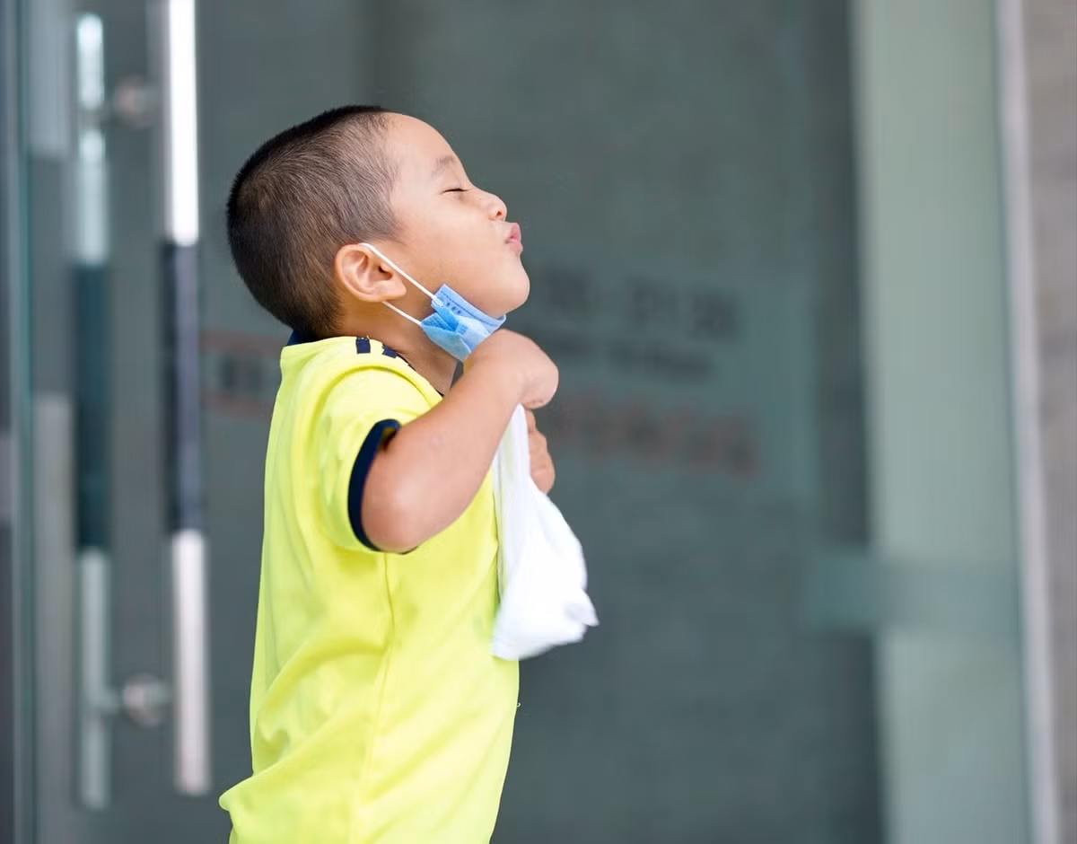 Trao đổi với PV báo Tri thức và Cuộc sống, anh Long cho biết sau mấy ngày làm shipper đã có tiền thuê tạm một căn phòng ở Tứ Kỳ (Thanh Trì, Hà Nội).