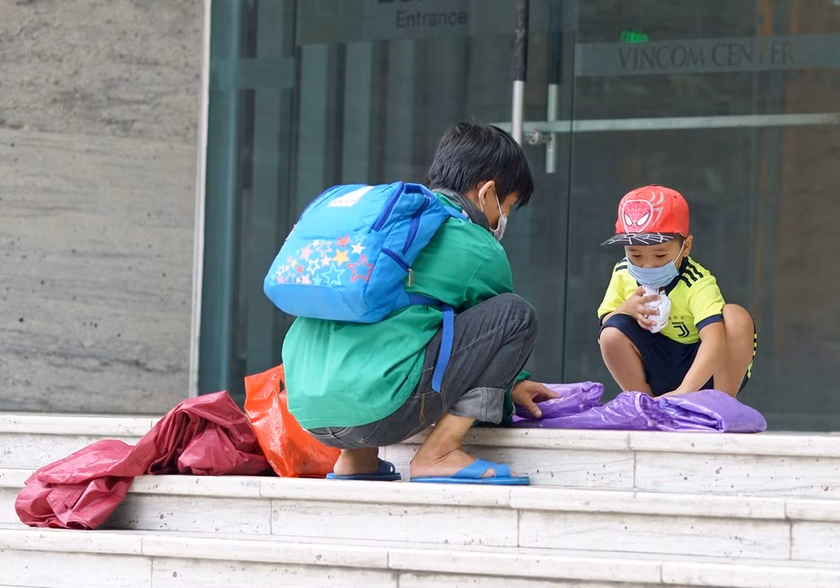 Một người dân sống gần đây cho biết, 4-5 ngày trước tình cờ thấy 2 bố con người đàn ông ngồi ở góc đường Bà Triệu với bộ dạng mệt mỏi. Hỏi chuyện thì được biết do không có chỗ ở nên người đàn ông hàng ngày phải đèo con đi làm, tối lại về một góc phố vắng ngủ.