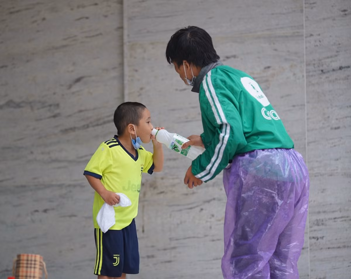 “Mỗi ngày tôi nhờ anh Long giao khoảng 4-5 đơn tại nhiều địa điểm khác nhau. Anh Long giao hàng đúng giờ rồi buổi trưa lại về góc đường Bà Triệu ngồi ăn cơm với con.