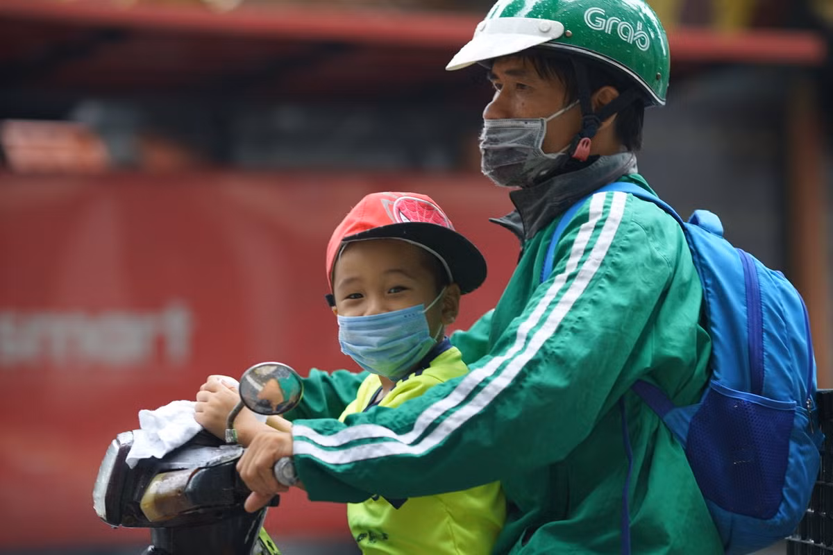 Theo ghi nhận của PV, bé trai con anh Long có ánh mắt rất tươi, quấn bố và đặc biệt mặc quần áo, giày dép mới.