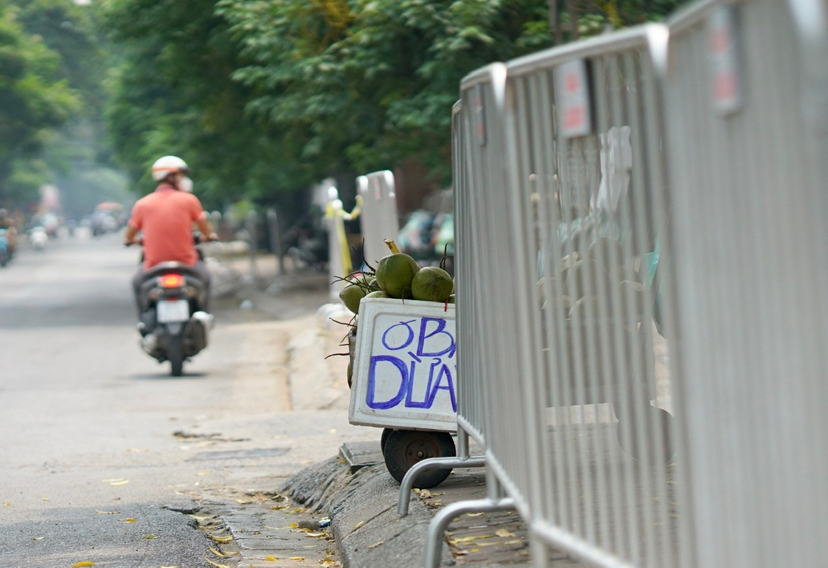 Đặc biệt tại một số cổng bệnh viện như Viện E, Viên Phổi và một số điểm tiêm của phường, quận…