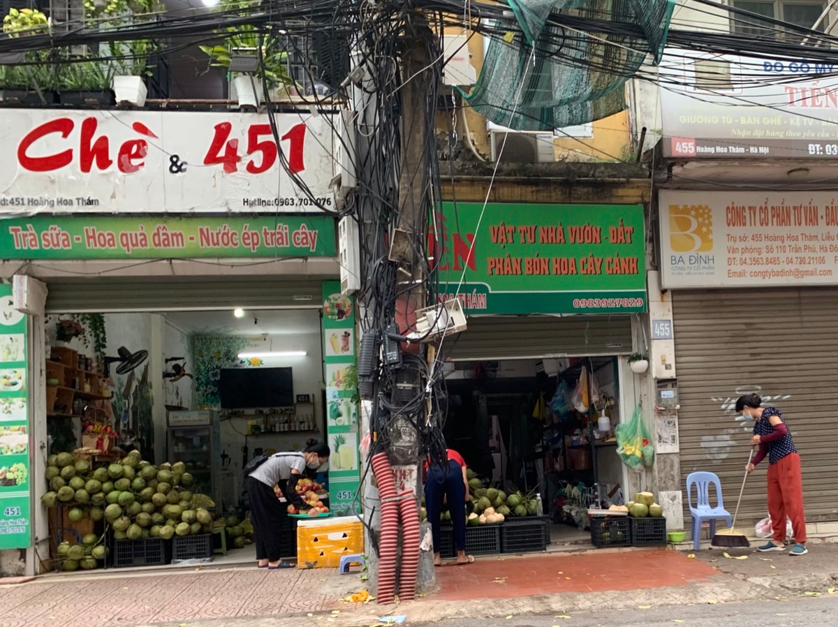 Một số cửa hàng kinh doanh cũng “chuyển hướng” bán dừa tươi trong những ngày này.