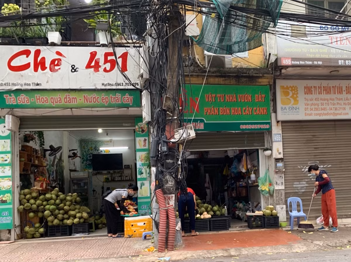 Một số cửa hàng kinh doanh cũng “chuyển hướng” bán dừa tươi trong những ngày này.