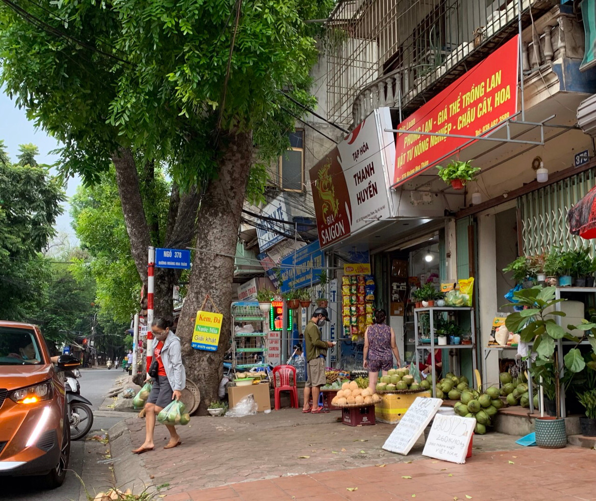 Theo ghi nhận của PV báo Tri thức và Cuộc sống, những địa điểm tiêm vắc xin của Hà Nội đều xuất hiện những cửa hàng bán dừa tươi.