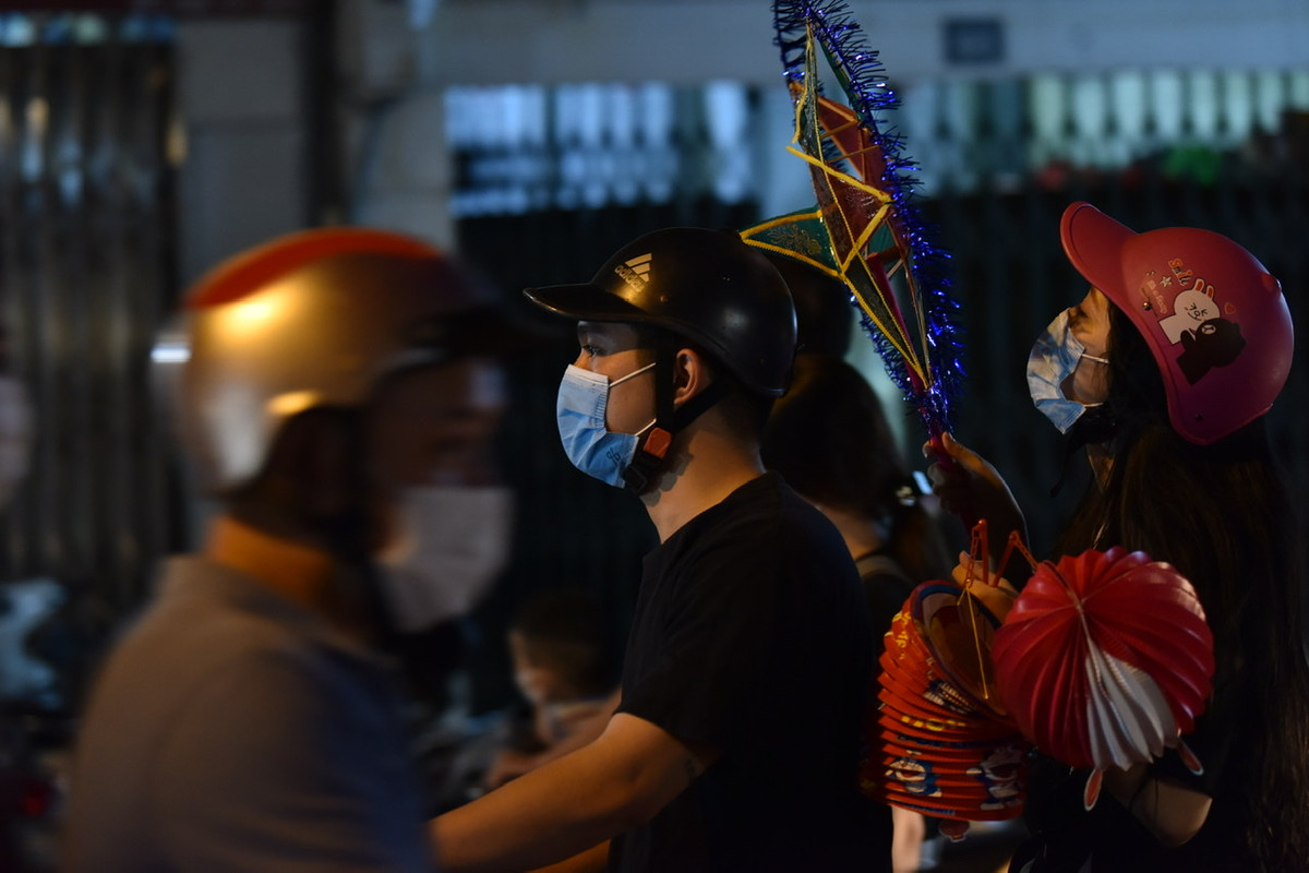 Các em nhỏ vẫn kịp được bố mẹ mua cho đồ chơi Trung Thu như đèn lồng, đèn ông sao…