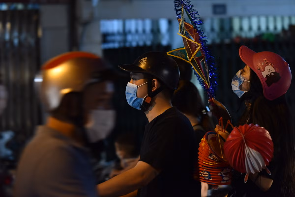 Các em nhỏ vẫn kịp được bố mẹ mua cho đồ chơi Trung Thu như đèn lồng, đèn ông sao…