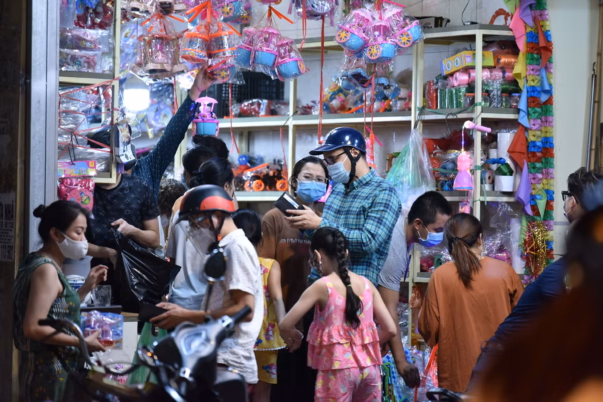 Không nằm trong danh mục được mở cửa trở lại nhưng nhiều cửa hàng bán đồ chơi trên phố Hàng Mã vẫn tranh thủ mở bán cho người dân đi chơi Trung Thu.