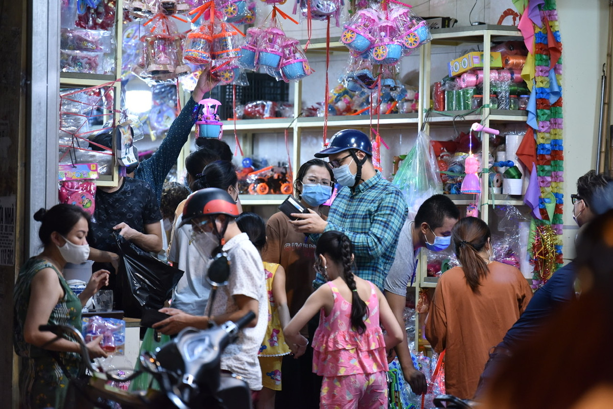 Không nằm trong danh mục được mở cửa trở lại nhưng nhiều cửa hàng bán đồ chơi trên phố Hàng Mã vẫn tranh thủ mở bán cho người dân đi chơi Trung Thu.